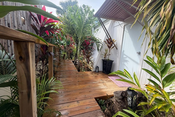 Kabin Standar, patio, pemandangan halaman | Meja kerja, tirai kedap cahaya, setrika/meja setrika, dan Wi-Fi gratis