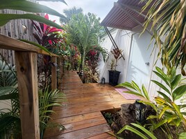 Cabaña estándar, patio, vistas al patio | Escritorio, cortinas opacas, tabla de planchar con plancha y wifi gratis