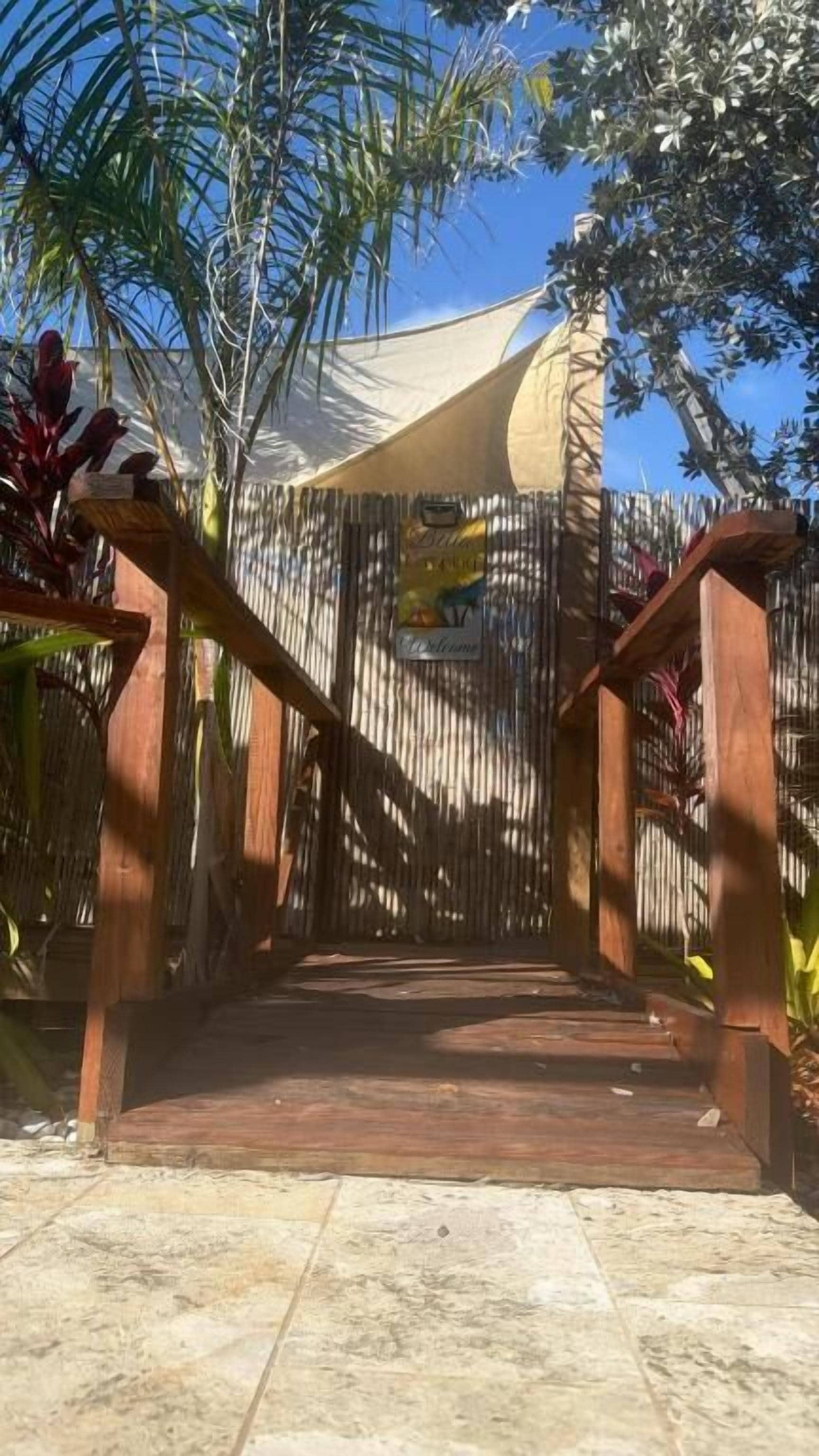 Tienda de campaña Confort, patio, vista al jardín | Escritorio, cortinas blackout y tabla de planchar con plancha 