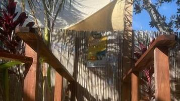 Tienda de campaña Confort, patio, vista al jardín | Escritorio, cortinas blackout y tabla de planchar con plancha