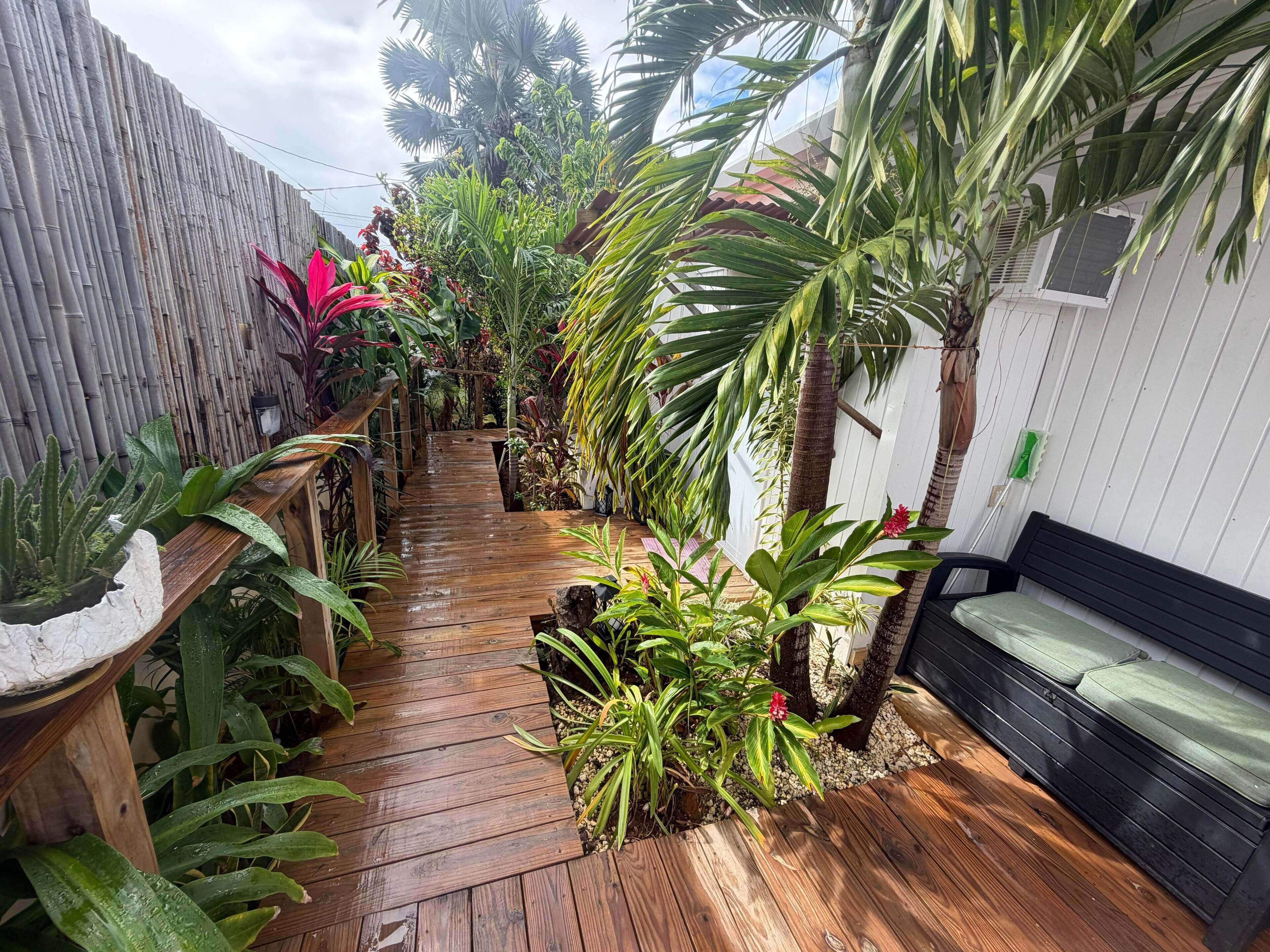 Standard-mökki, patio, näköala pihalle | Terassi/patio