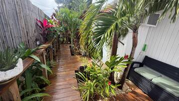 Standard-mökki, patio, näköala pihalle | Terassi/patio