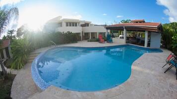 15 utendørsbassenger, bassengparasoller og solsenger