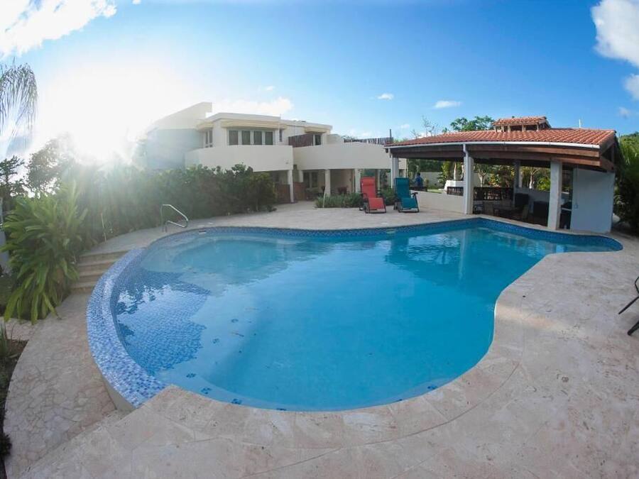 15 outdoor pools, open 8:30 AM to 10:00 AM, pool umbrellas