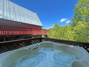 Outdoor spa tub - Tree House 1 Bedroom Cabin (Bryson City)
