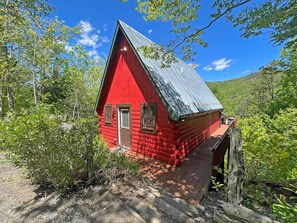 Exterior - Tree House 1 Bedroom Cabin (Bryson City)