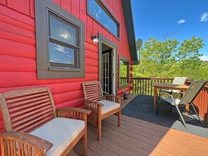 Outdoor dining - Tree House 1 Bedroom Cabin (Bryson City)
