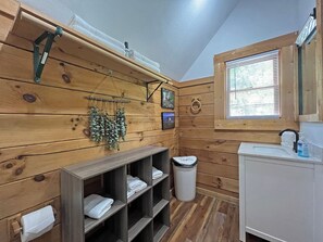 Interior - Tree House 1 Bedroom Cabin (Bryson City)