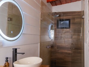 ฝักบัว, ของใช้ในห้องน้ำฟรี, ผ้าเช็ดตัว, สบู่