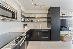 Een koelkast, een magnetron, een oven, een kookplaat