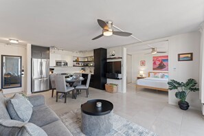 Ein modernes Apartment mit Essbereich, Küche und Wohnzimmer.