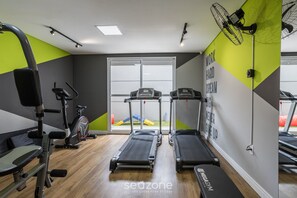 A gym with treadmills, a stationary bike, and weight machines. - W/ Balcony 850 m From the Subway Msz0504 (São Paulo)