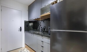 Basic Apartment | Private kitchen - Studio w/ Balcony 850 m From the Subway Msz0504 (São Paulo)