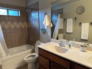 Jetted bath, hair dryer, towels, soap - This is a beautiful 3 bedroom, 2 bath cozy, cabin style home. (Payson)