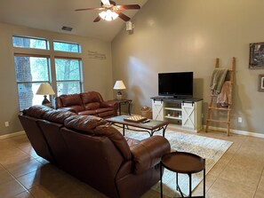 TV - This is a beautiful 3 bedroom, 2 bath cozy, cabin style home. (Payson)