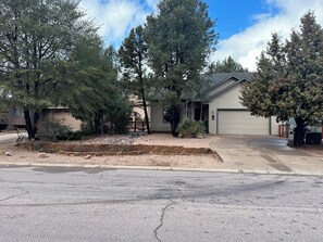 Exterior - This is a beautiful 3 bedroom, 2 bath cozy, cabin style home. (Payson)