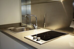 Fridge, microwave, stovetop, electric kettle - Regina Cappellari-Historic house Campo dè Fiori (historic center of Rome) (Roma)