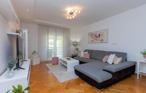TV - Cozy home in Zmijavci (Zmijavci)