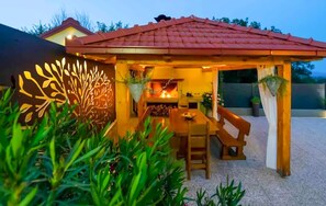 Outdoor dining - Cozy home in Zmijavci (Zmijavci)