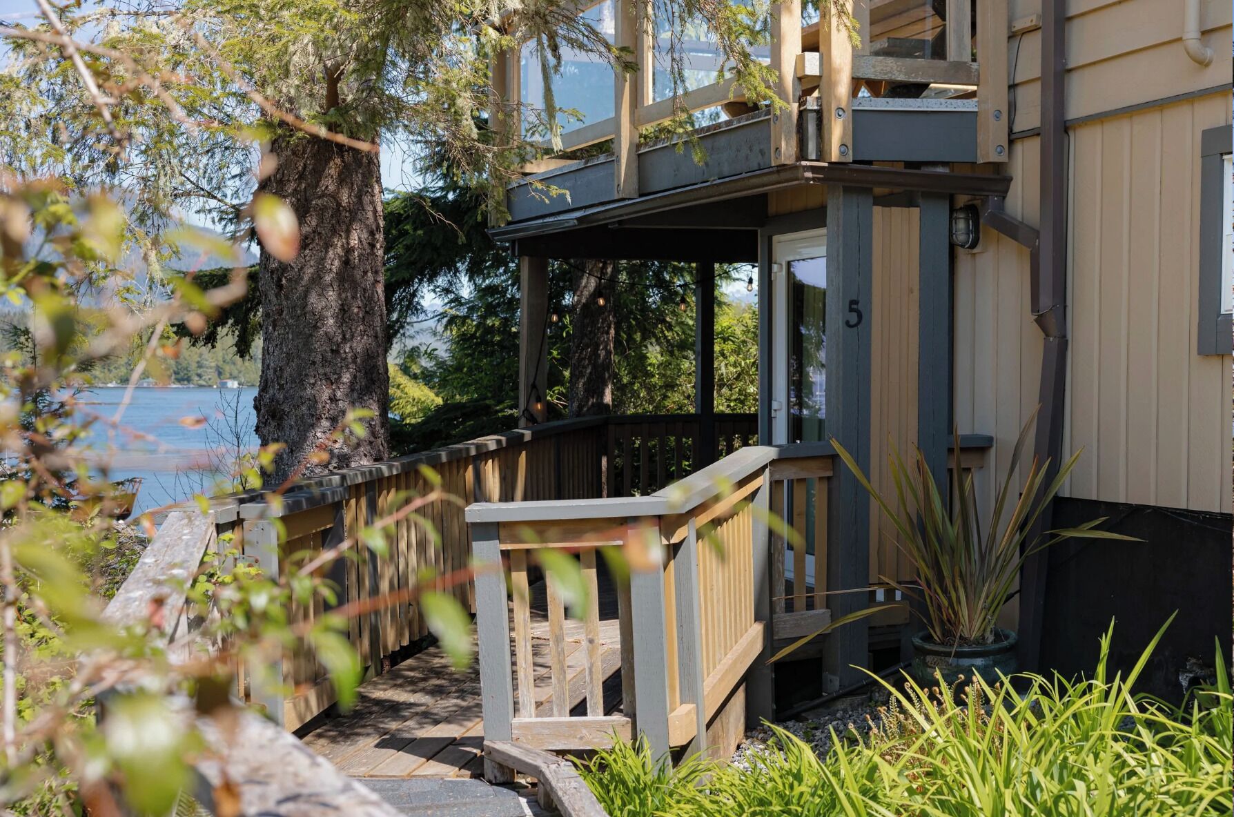 Garden Suite 5 - The queen room with a pullout | Property grounds