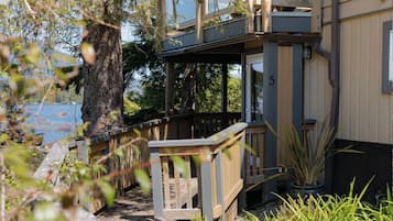 Garden Suite 5 - The queen room with a pullout | Property grounds