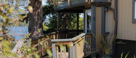 Suite, balcon, vue océan | Enceinte de l’hébergement