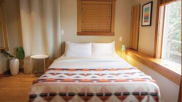 Garden Suite 5 - The queen room with a pullout | Free WiFi