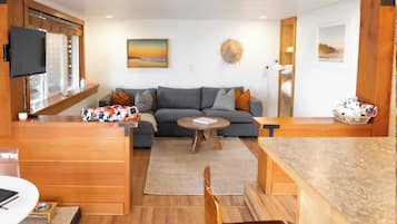 Garden Suite 5 - The queen room with a pullout | Living area