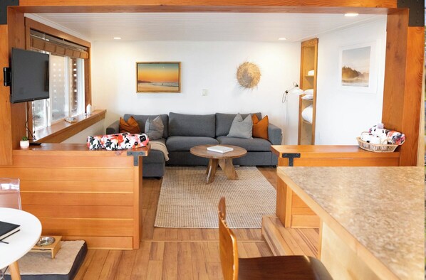 Suite, Balcony, Ocean View | Living area