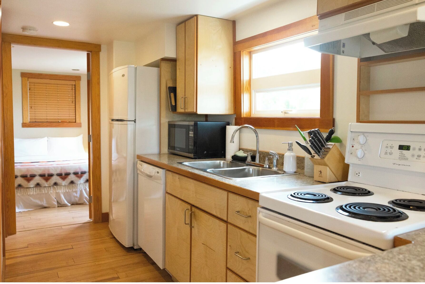 Garden Suite 5 - The queen room with a pullout | Private kitchen