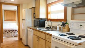 Garden Suite 5 - The queen room with a pullout | Private kitchen