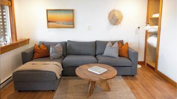 Garden Suite 5 - The queen room with a pullout | Living area