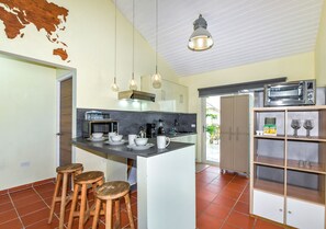 Fridge, microwave, stovetop, dishwasher