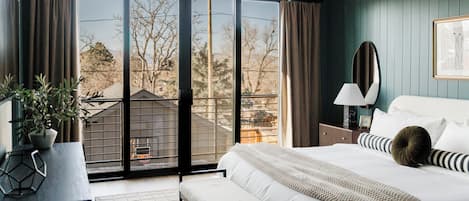 5 habitaciones, escritorio y tabla de planchar con plancha