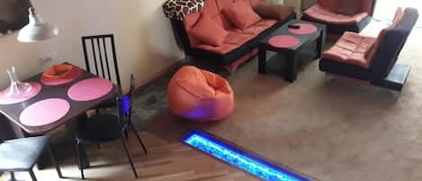 Televisión y chimenea