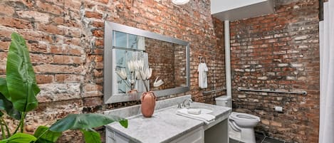 Suihku, hiustenkuivaaja, pyyhkeet