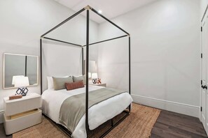 Tabla de planchar con plancha, wifi y ropa de cama 