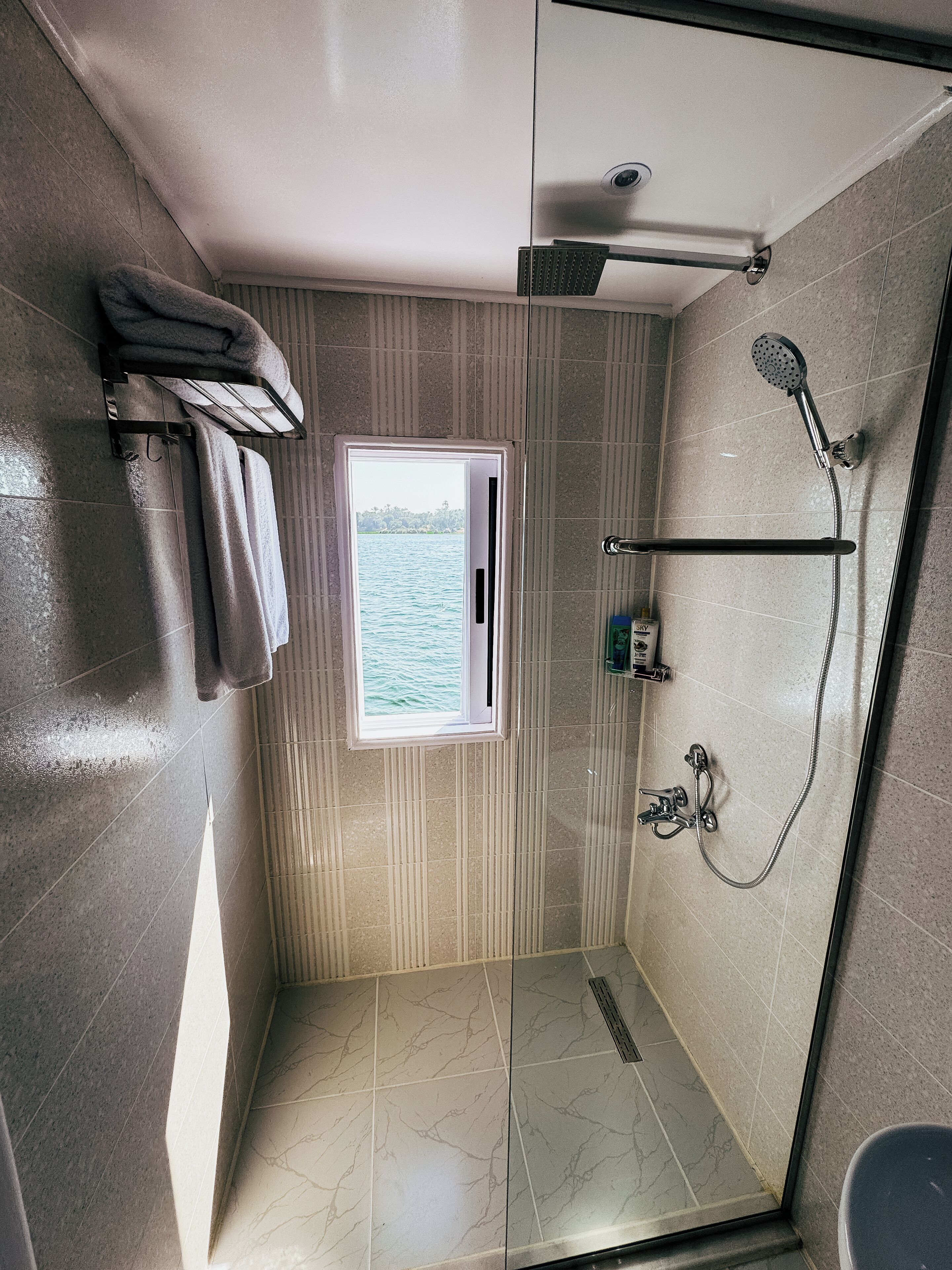 Sèche-cheveux, serviettes fournies, savon, papier toilette