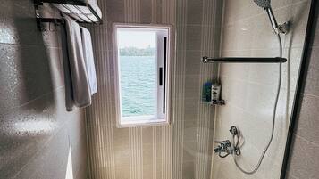 Sèche-cheveux, serviettes fournies, savon, papier toilette