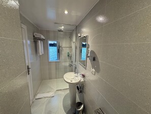 Hair dryer, towels, soap, toilet paper - Private 14-Cabin Luxury Houseboat on the Nile – Soul of the Nile, Luxor (Luxor)