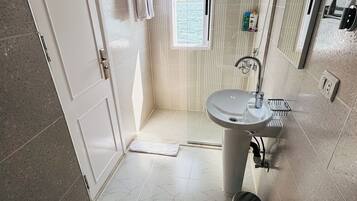 Hårføner, håndklær, såpe og toalettpapir