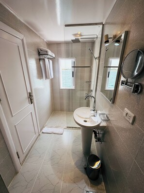 Secadora de cabello, toallas, jabón, papel de baño 