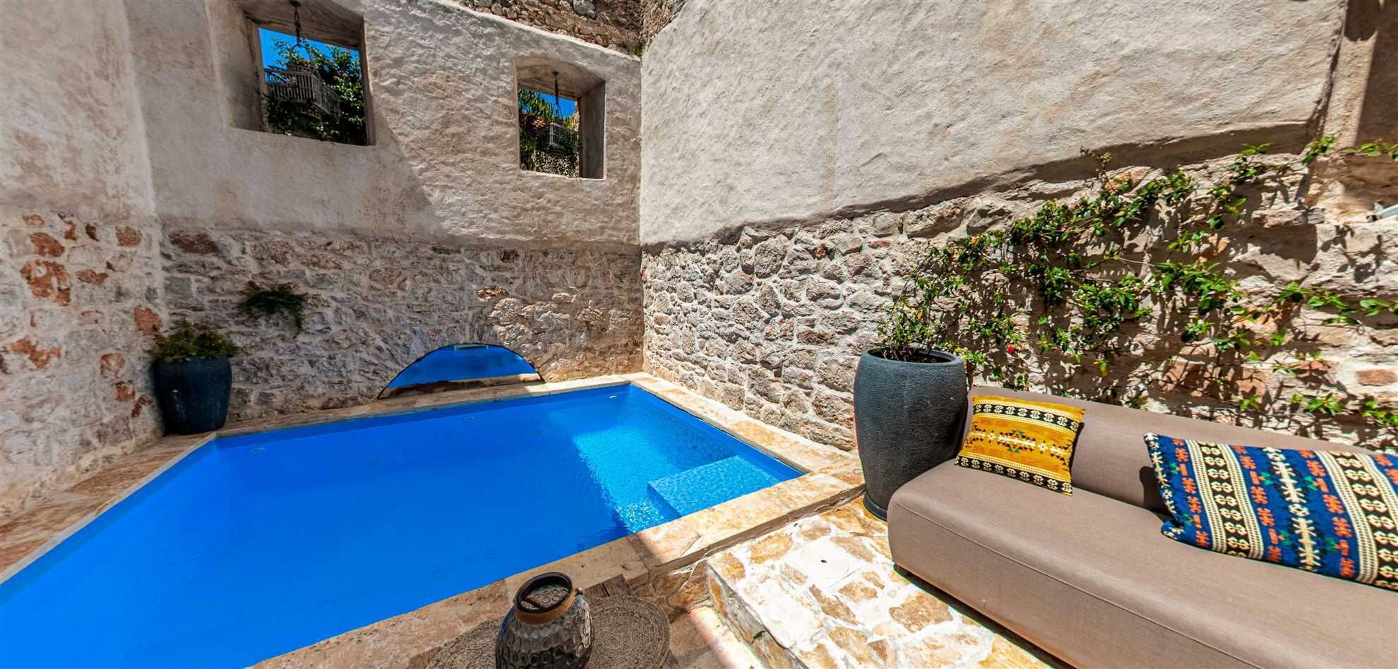 Lämmitetty uima-allas