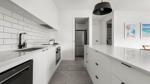 Fridge, microwave, oven, stovetop - Coastal Ember - Perfect for your next holiday!! (Inverloch)