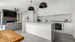 Fridge, microwave, oven, stovetop - Coastal Ember - Perfect for your next holiday!! (Inverloch)