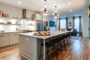Fridge, microwave, oven, stovetop - Summer rooftop views, karaoke, wet bar near Broadway and the Gulch (Nashville)