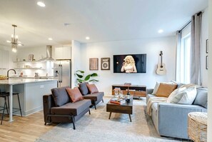 TV, stereo, offices - Summer rooftop views, karaoke, wet bar near Broadway and the Gulch (Nashville)