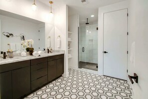 Shower, hair dryer, towels, shampoo - Summer rooftop views, karaoke, wet bar near Broadway and the Gulch (Nashville)