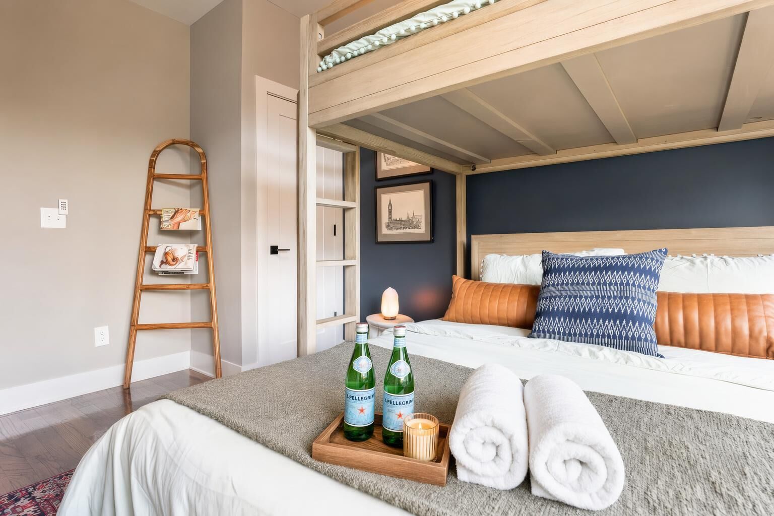 4 slaapkamers, een bureau, een strijkplank/strijkijzer, wifi