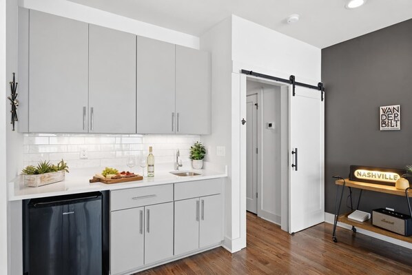 Interior - Summer walkable stay, free parking, fast Wi‑Fi, self check‑in near Broadway (Nashville)